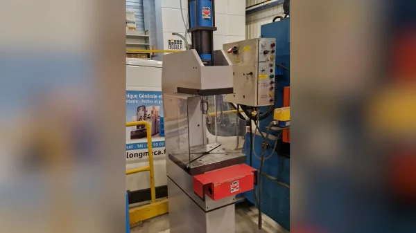 Gebrauchte hydropneumatische Presse von EMG 6,9T-100-25